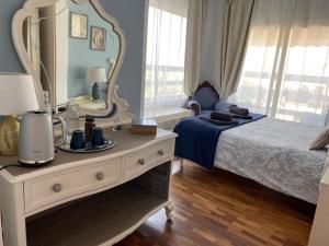 1 dormitorio con cama y tocador con espejo en Casa Doramas VV, en Las Palmas de Gran Canaria