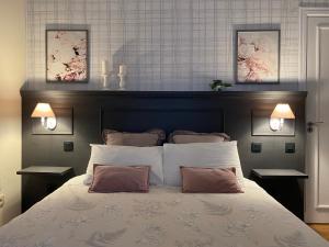 um quarto com uma cama grande e 2 candeeiros em Casa Doramas B&B VV em Las Palmas de Gran Canaria