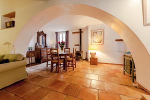 salon z łukiem i stołem w obiekcie Maison Elsud LA GARDE-FREINET centre 3 Chambres Terrasse Parking w mieście La Garde-Freinet +25 zdjęć