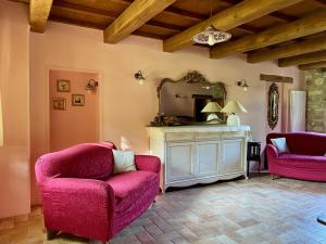 sala de estar con 2 sillas y espejo en Sambuco di Sopra en Fratticciola Selvatica