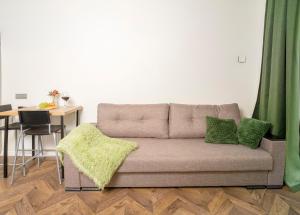 een woonkamer met een bank en een tafel bij House 22A Studio Apartments in Kaunas