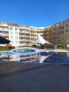 Bazén v ubytování Big comfortable apartment with 2 bedrooms Pollo Resort Sunny Beach nebo v jeho okolí