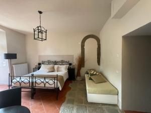 Postel nebo postele na pokoji v ubytování Casale La Gora - B&B di charme