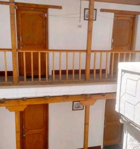 una escalera de madera en una habitación con armarios de madera en Gomang guest house Leh, en Leh