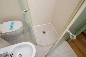 een kleine badkamer met een toilet en een wastafel bij Hotel Des Nations - Vintage Hotel sul mare in Riccione