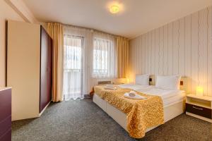 une chambre d'hôtel avec un lit et une fenêtre dans l'établissement Colorful 2BD Apartment with Indoor Fireplace and Mountain View, à Pamporovo