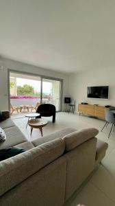 a living room with a couch and a bed at LA MAUVIERE - 75m2 - 4pers - Parking - Wifi in Cassis