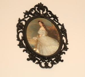 une photo d'une femme en robe dans un miroir dans l'établissement Apartments Vienna Opera, à Vienne