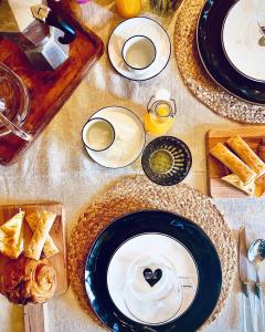 ロジニャーノ・マリッティモにあるBed and Breakfast La Bouganvilleの食パンの盛り付けテーブル