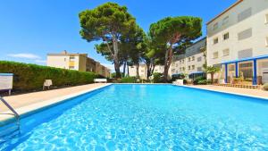 Bazén v ubytovaní VACAY Apartamento Calme, en Costa Brava L'Escala alebo v jeho blízkosti