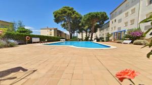 Bazén v ubytovaní VACAY Apartamento Calme, en Costa Brava L'Escala alebo v jeho blízkosti