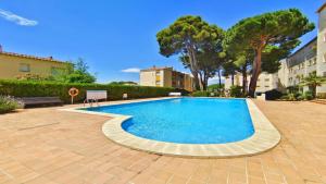 Bazén v ubytovaní VACAY Apartamento Calme, en Costa Brava L'Escala alebo v jeho blízkosti