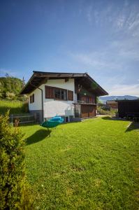 ein Haus mit einem blauen Kajak im Hof in der Unterkunft Chalet Appartement Alpenherz in Saalbach-Hinterglemm