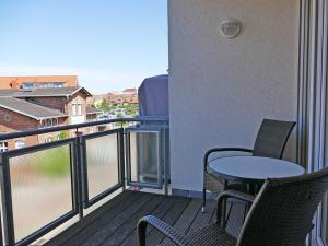 - Balcón con sillas y mesa en el balcón en FW "Am Seeufer 1" Objekt ID 12052-2 en Waren