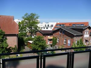 einen Balkon mit Stadtblick in der Unterkunft Ferienwohnung "Am Seeufer 1" Objekt ID 1205 in Waren (Müritz)