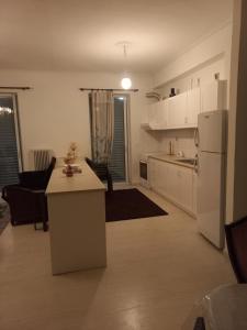 eine Küche und ein Wohnzimmer mit einem weißen Kühlschrank in der Unterkunft Great apartment with parking in the city center in Tripolis