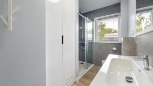 Łazienka w obiekcie Apartamenty Sun & Snow Baltic Apartments z basenem