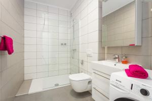 y baño con aseo, lavabo y ducha. en Apartments at Villa Frida, en Premantura