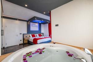 a bath tub in a room with a bedroom at ULTRA LÜX VİLLA Viranlar in Fethiye
