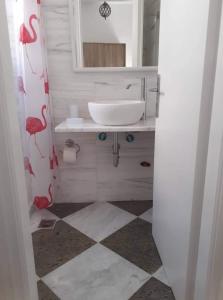 een badkamer met een wastafel en een spiegel bij Anastasia House in Apollon