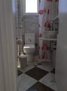 bagno con servizi igienici, lavandino e finestra di Anastasia House ad Apóllon