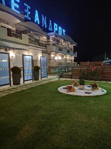 ein Gebäude mit einem Schild, das nachts Elamarin liest in der Unterkunft Hotel Alexandros in Doxato