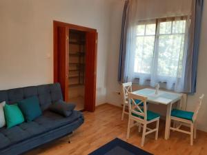 A seating area at House w little tropical garden