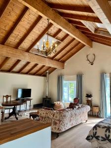 The Billiard Room - Cosy Country Retreat في أبرجافني: غرفة معيشة مع أريكة وطاولة