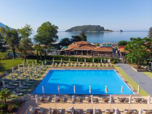 O vedere a piscinei de la sau din apropiere de Hotel Aleksandar