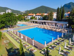 Bazén v ubytování Hotel Aleksandar nebo v jeho okolí