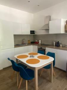 Kuchnia lub aneks kuchenny w obiekcie Appartement chic plage des Catalans