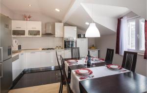 - une cuisine et une salle à manger avec une table et des chaises dans l'établissement Lovely Home In Bacina With Wifi, à Baćina