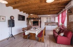 - un salon avec une table et un canapé rouge dans l'établissement Lovely Home In Bacina With Wifi, à Baćina