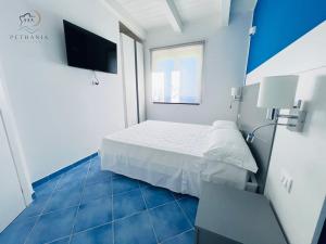 a small room with a bed and a tv at Resort Petrasia in Villammare