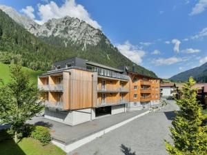 クレスターレ・アム・アールベルクにあるChalet in der Alpine Lodge Klösterle am Arlbergの山を背景にした建物像