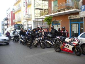 Pensione Villa Ida في تيرمولي: مجموعة من الناس على الدراجات النارية في شارع المدينة