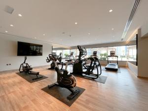 Gimnasio o instalaciones de fitness de Studio Apartment with Sauna and Full Burj Khalifa View