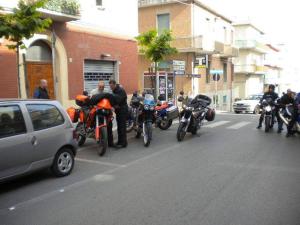 um grupo de pessoas em motocicletas em uma rua da cidade em Pensione Villa Ida em Termoli