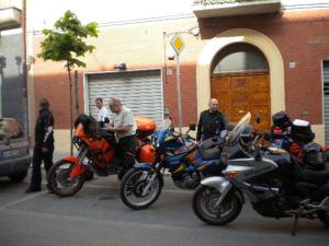 un grupo de motocicletas estacionadas frente a un edificio en Pensione Villa Ida en Termoli
