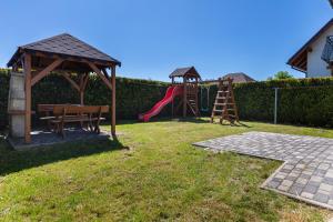 Detský kútik v ubytovaní Holiday Houses Alana & Alva with Garden by Noclegi Renters