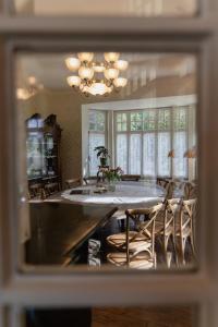 Villa les Bruyères في ديلسن - ستوكيم: غرفة طعام مع طاولة وكراسي