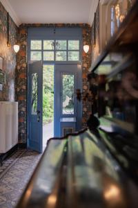 Habitación con puerta azul y ventana en Villa les Bruyères en Dilsen-Stokkem