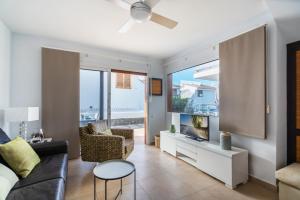 Posezení v ubytování Bonito bungalow con piscina junto a la playa