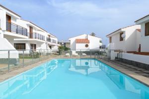 Bazén v ubytování Bonito bungalow con piscina junto a la playa nebo v jeho okolí