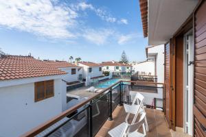 Balkón nebo terasa v ubytování Bonito bungalow con piscina junto a la playa