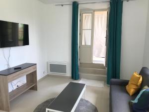 Televízia a/alebo spoločenská miestnosť v ubytovaní Cannes 2 pieces de 49 m2 ,piscine. Jardin privatif