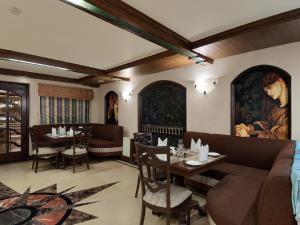 Posezení v ubytování Ramada by Wyndham Mussoorie Mall Road