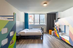 Postel nebo postele na pokoji v ubytování a&o Wien Hauptbahnhof