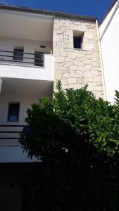 Budova, kde se aparthotel nachází