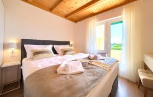 Postel nebo postele na pokoji v ubytování Apartments Adria Danka